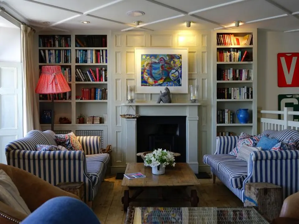 Cozy living room with bookshelves, a fireplace and armchairs